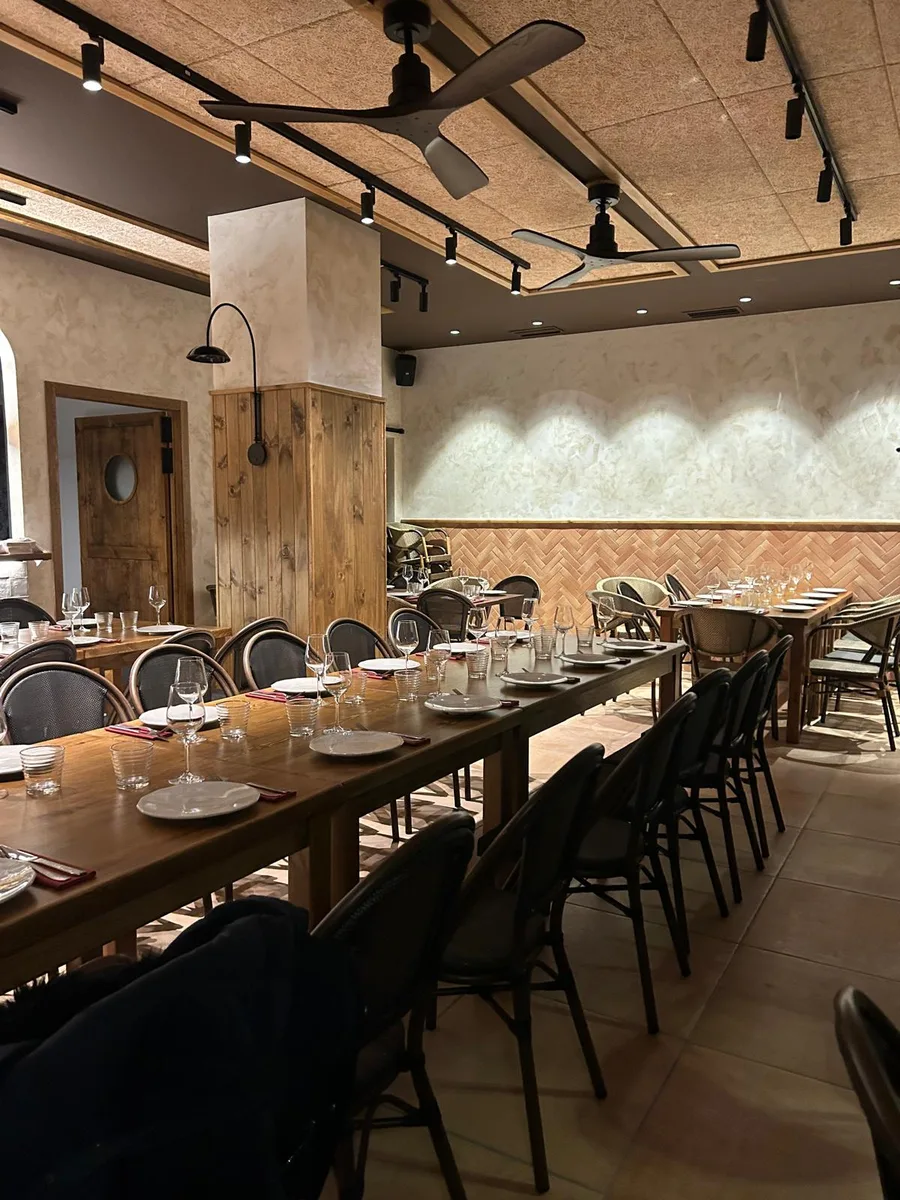 Interiorisme de restaurant amb fusta